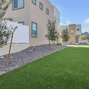 Bright & Spacious Sleeps 10 Phoenix